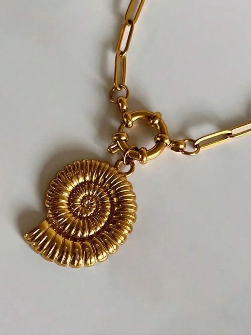 Gold Shell Pendant Necklace R737 - Picture 3 of 3
